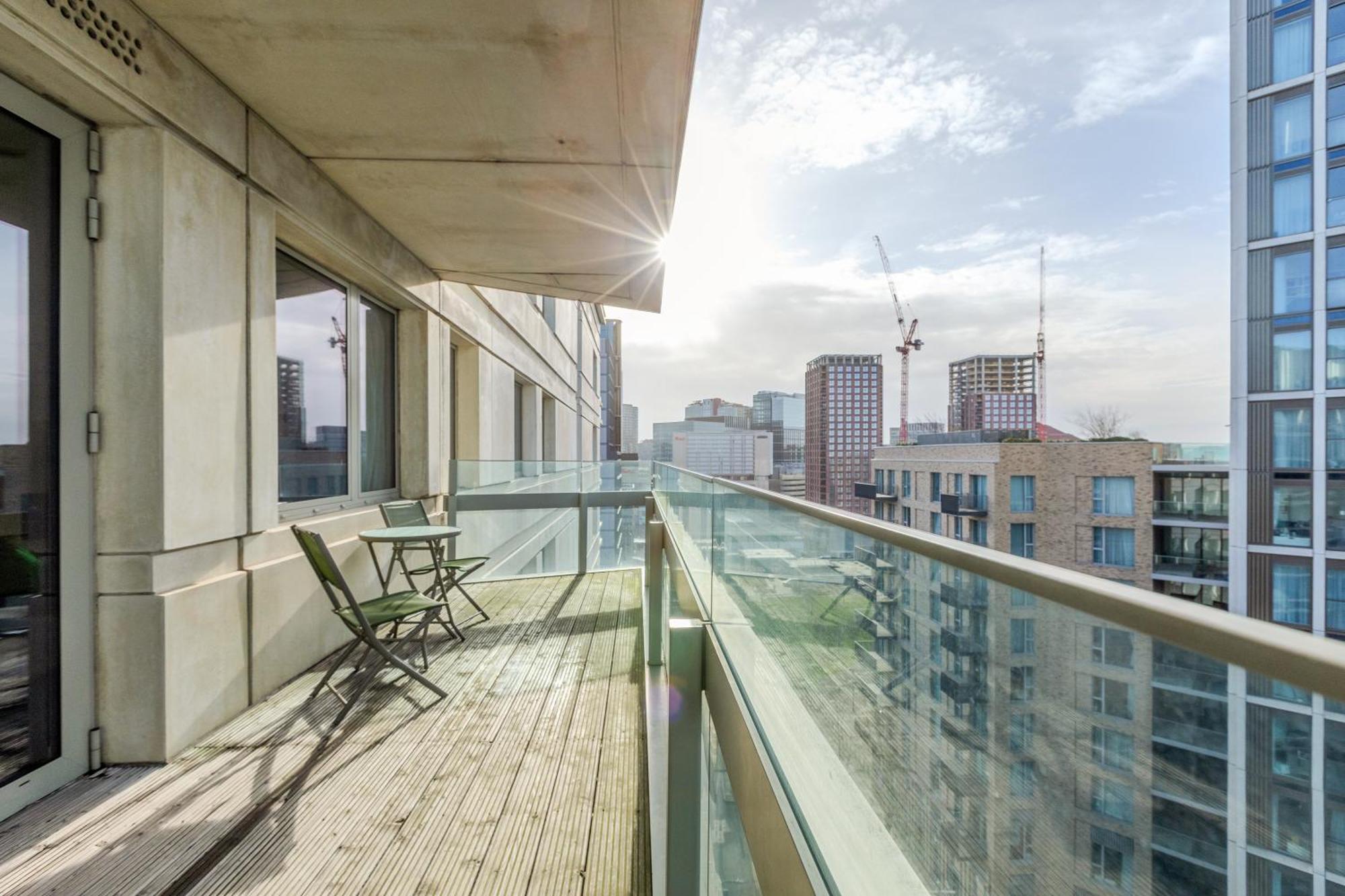 Apartmán New Listing! 2Br With Balcony In Stratford, 3Min Dlr Londýn Exteriér fotografie