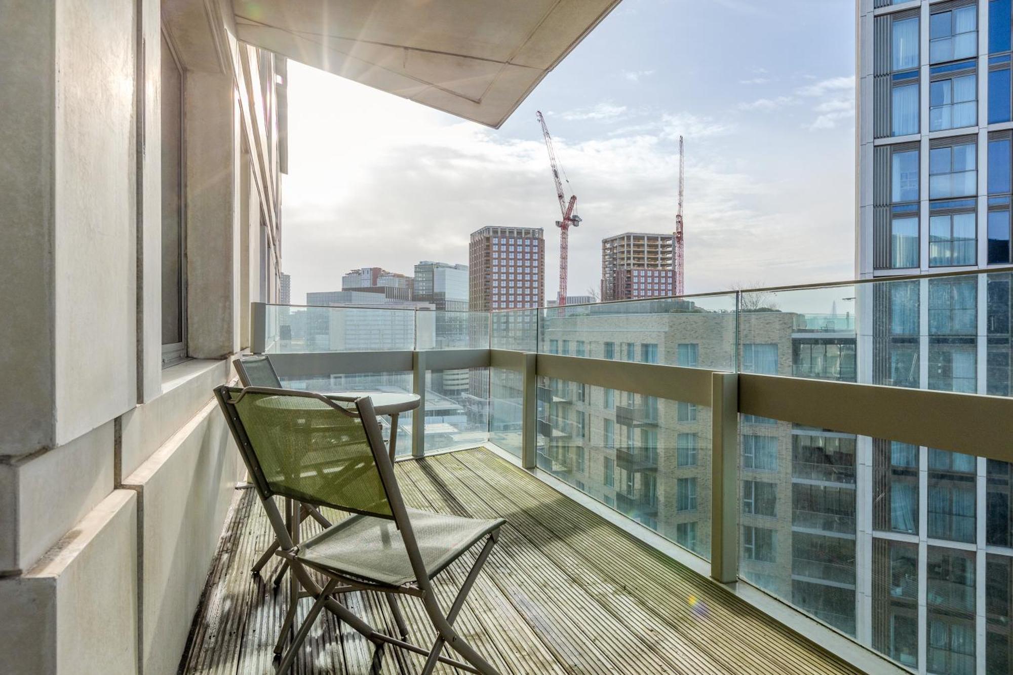 Apartmán New Listing! 2Br With Balcony In Stratford, 3Min Dlr Londýn Exteriér fotografie